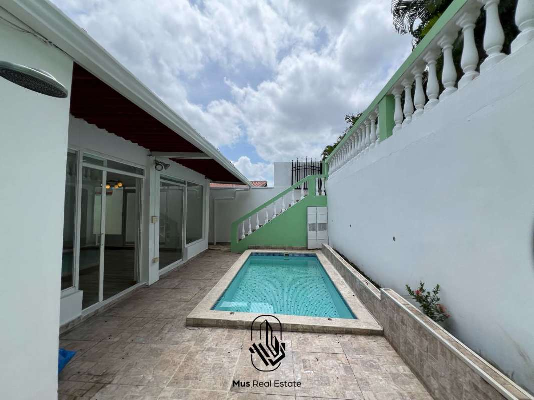 En Venta Casa Familiar con Piscina en Villa Zaita – JM