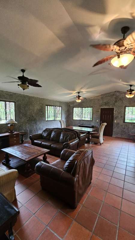 VENDO EXCLUSIVA PROPIEDAD EN EL VALLE CON 13 SUITES Y RIO