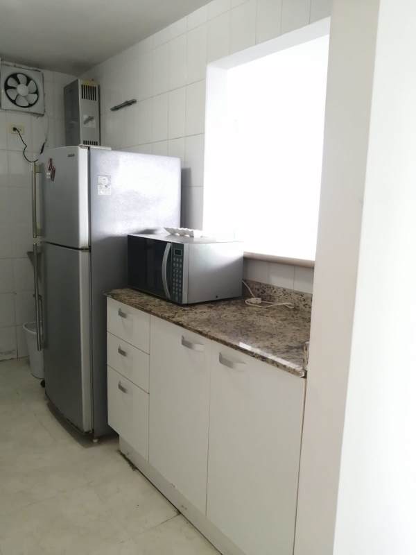 C20906J SE ALQUILA AMPLIO APARTAMENTO AMOBLADO EN PLAZA EDISON