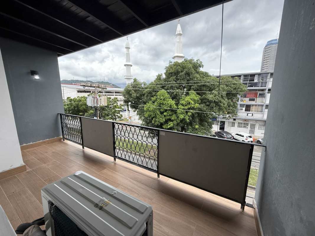 Apartamento Remodelado en Ave Mexico a una cuadra de la Cinta Costera