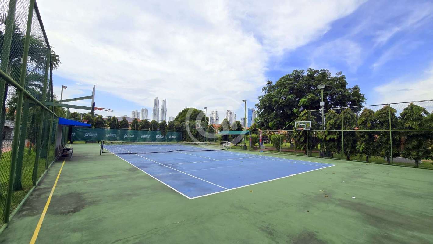 Venta Casa Palmeras del Este frente a Colegio Costa del Este