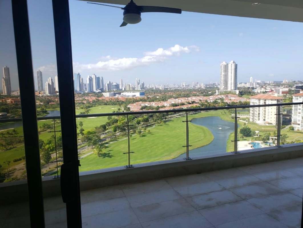 Exclusivo Apartamento con Vista al Campo de Golf – 302.65 m² en Alquiler