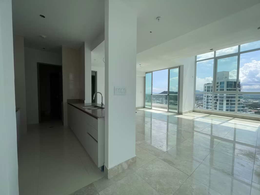 Venta de apartamento Costanera frente a la Cinta Costera