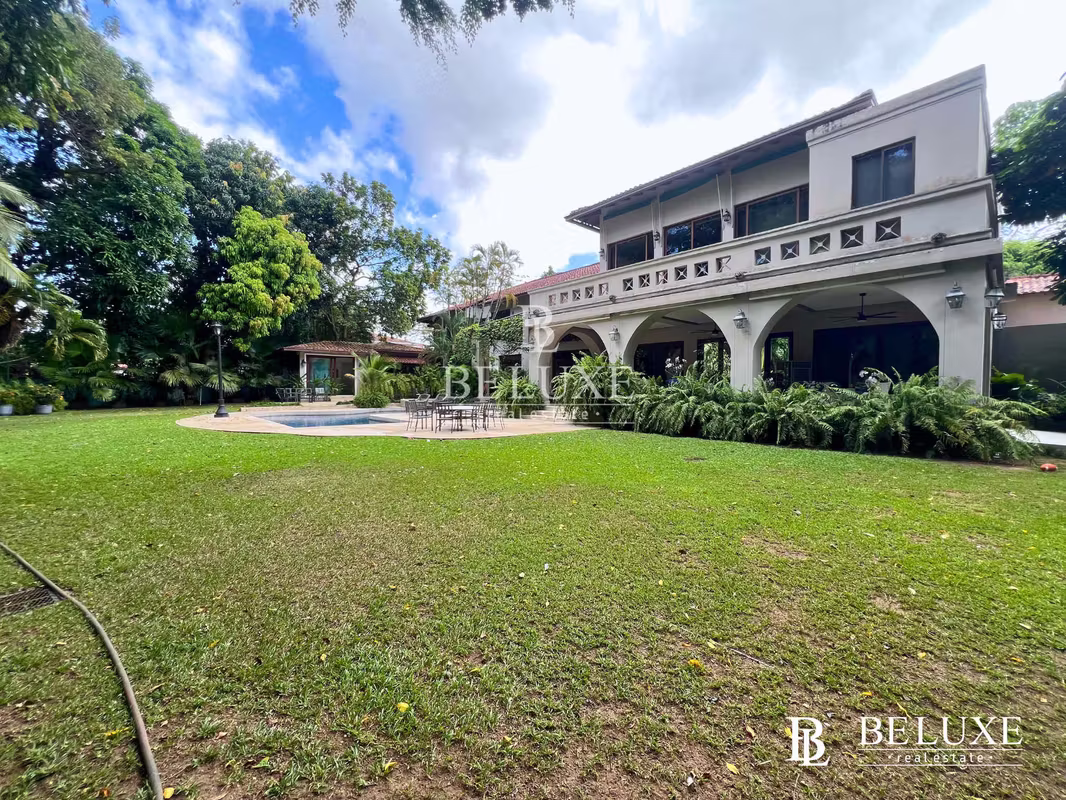 VENTA DE CASA DE LUJO CON PISCINA EN ALTOS DEL GOLF (8)