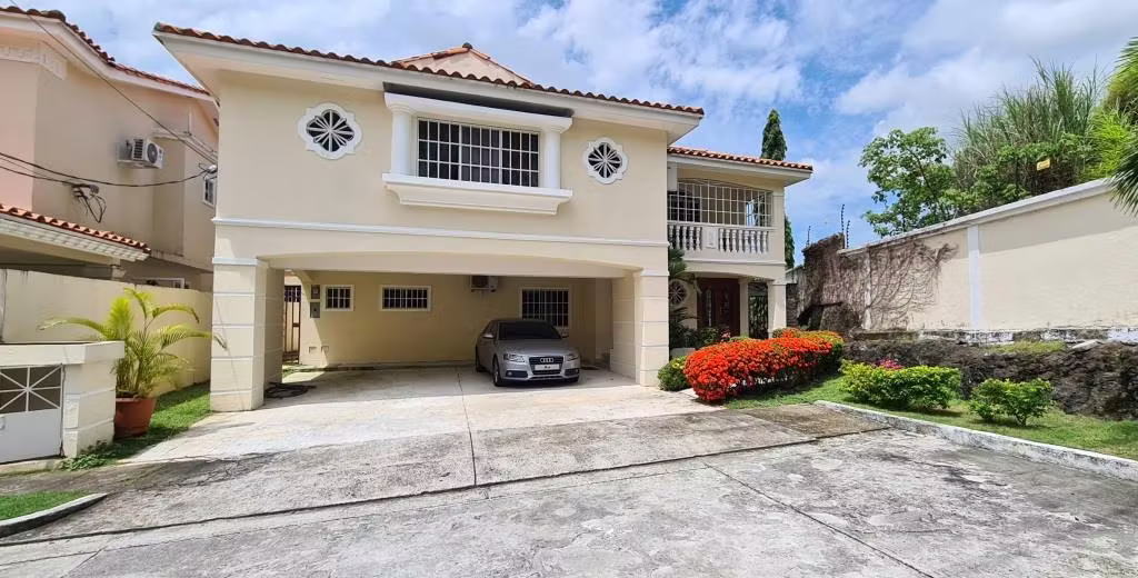 VENTA – GRAN CASA UNIFAMILIAR EN BOSQUES DE LAS CIBELES