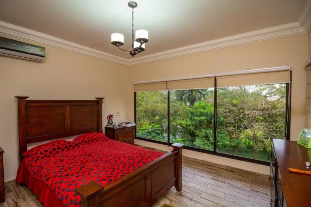 Hermosa Casa en Ancon para Aficionados a la Aviación GANGA