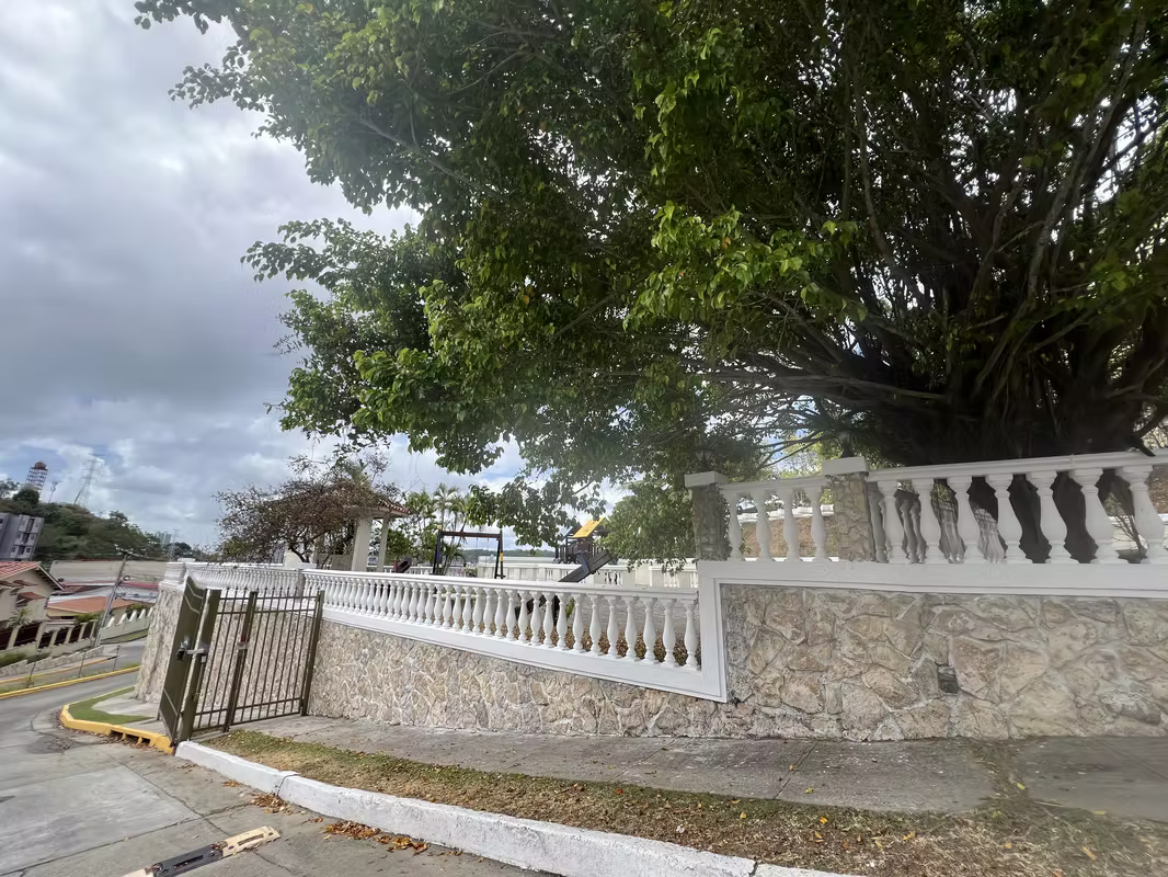 SE VENDE CASA – BOSQUES DE LAS CIBELES, ALTOS DE PANAMÁ