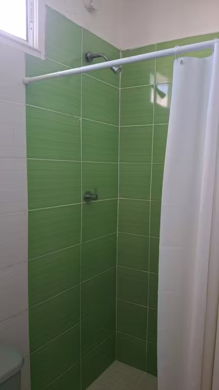 SE ALQUILA APARTESTUDIO CON EXCELENTE PRECIO Y UBICACIÓN Y HASTA CON EL GASTO DE LUZ!!