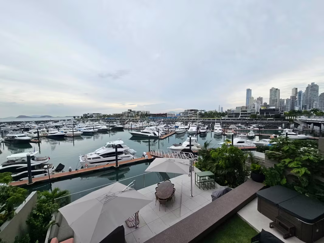 Venta de apartamento de lujo con vista directa a la marina en Ocean Reef Islands