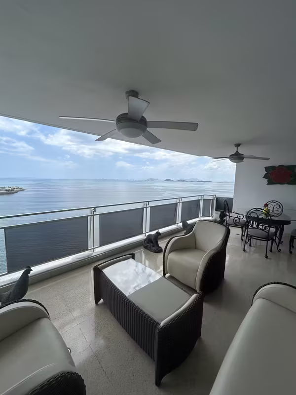 Apartamento en Paitilla, frente del mar | 290 m2 | 3 rec + Den $445,000.